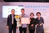 2019年5月22日，金羽翼学员王浩然（左二）入职明亚保险经纪公司，明亚董事长杨臣先生（左一）为浩然送上鲜花和聘书。