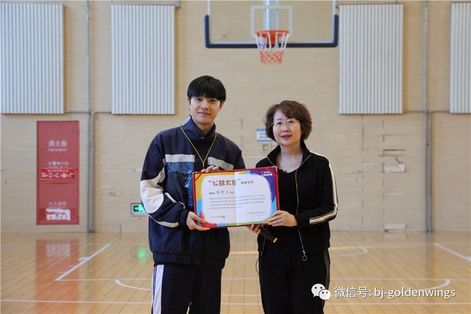 张欣尧现身金羽翼篮球特训营与学员一起训练