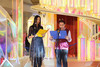 金羽翼爱心大使、世界小姐张梓琳与学员康睿一起，在金羽翼流动美术馆第58站开幕式上朗诵《百合花开》。