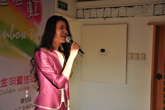 金羽翼流动美术馆一坐一忘站开幕式由中国教育电视台主持人荆慕瑶主持