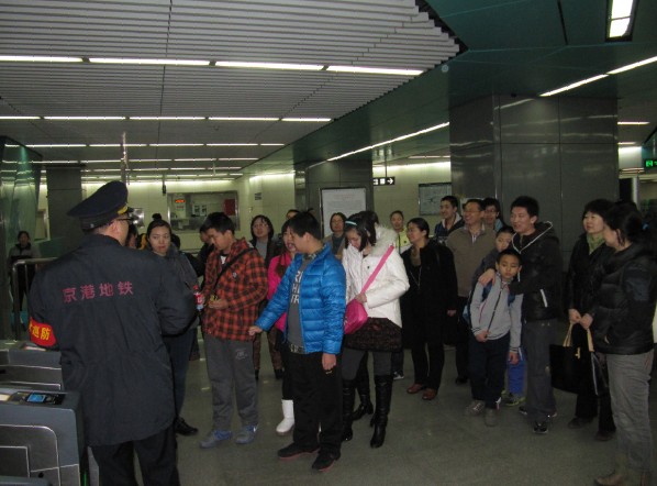 金羽翼学员到地铁四号线枣园站参观写生