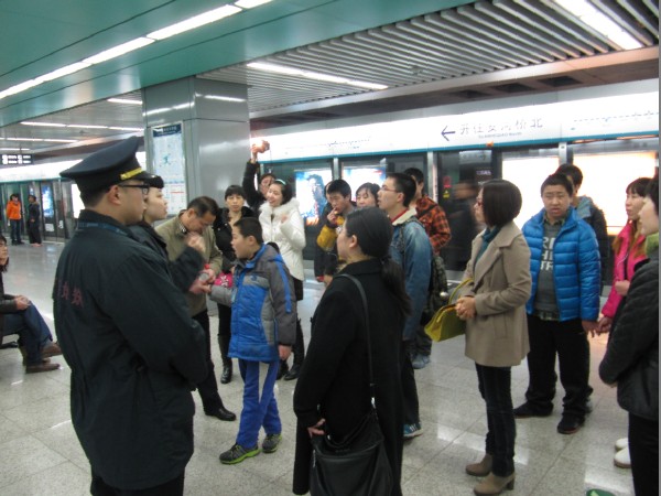 金羽翼学员到地铁四号线枣园站参观写生