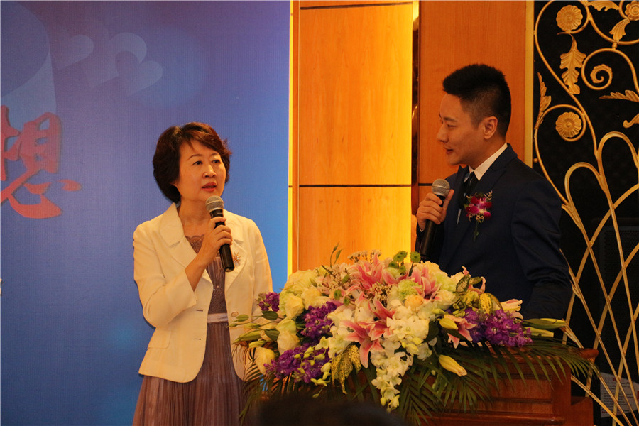 中信银行邀请1039著名主持人顾峰主持此次慈善晚会,为孩子们站台助威